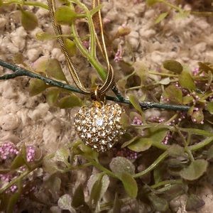 Gold diamond heart pendant necklace